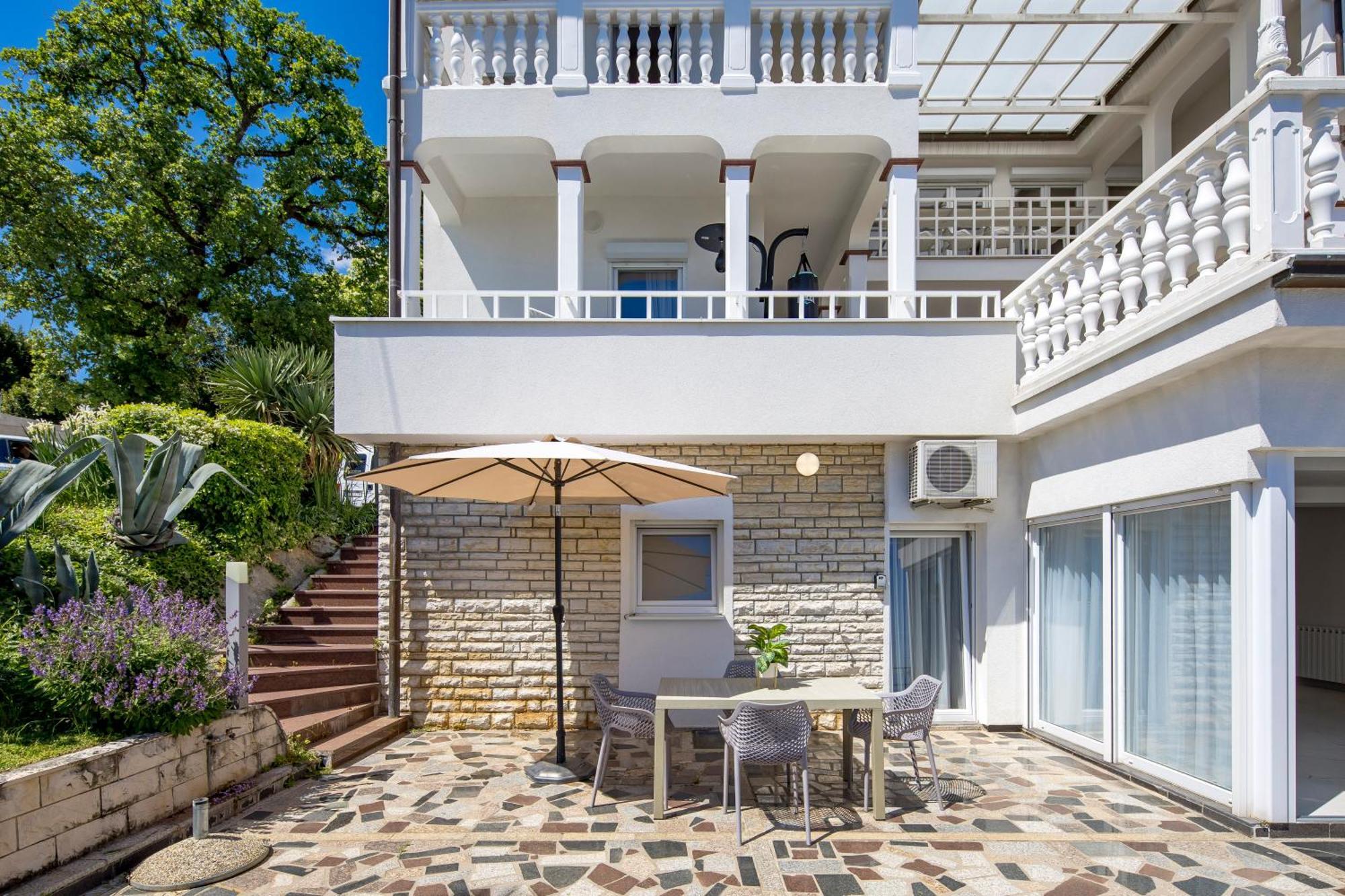 Villa Garden Apartment With Pool Опатія Екстер'єр фото